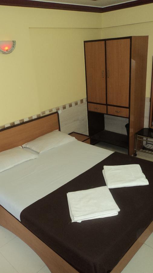 Girija Payyade Hotel Kalyān Buitenkant foto