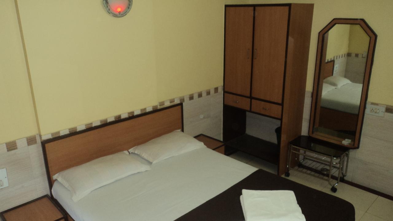 Girija Payyade Hotel Kalyān Buitenkant foto