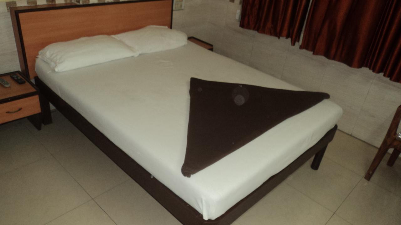 Girija Payyade Hotel Kalyān Buitenkant foto